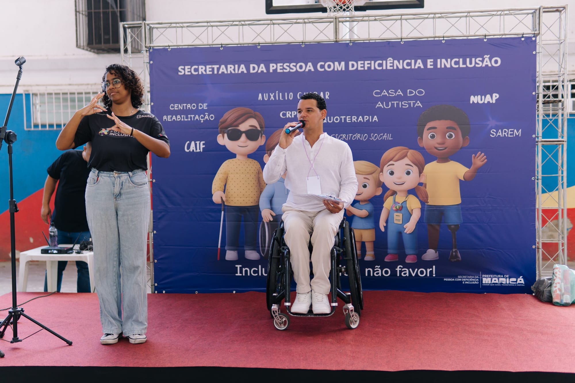 Pessoas participando de uma ação social municipal de inclusão e acessibilidade.
